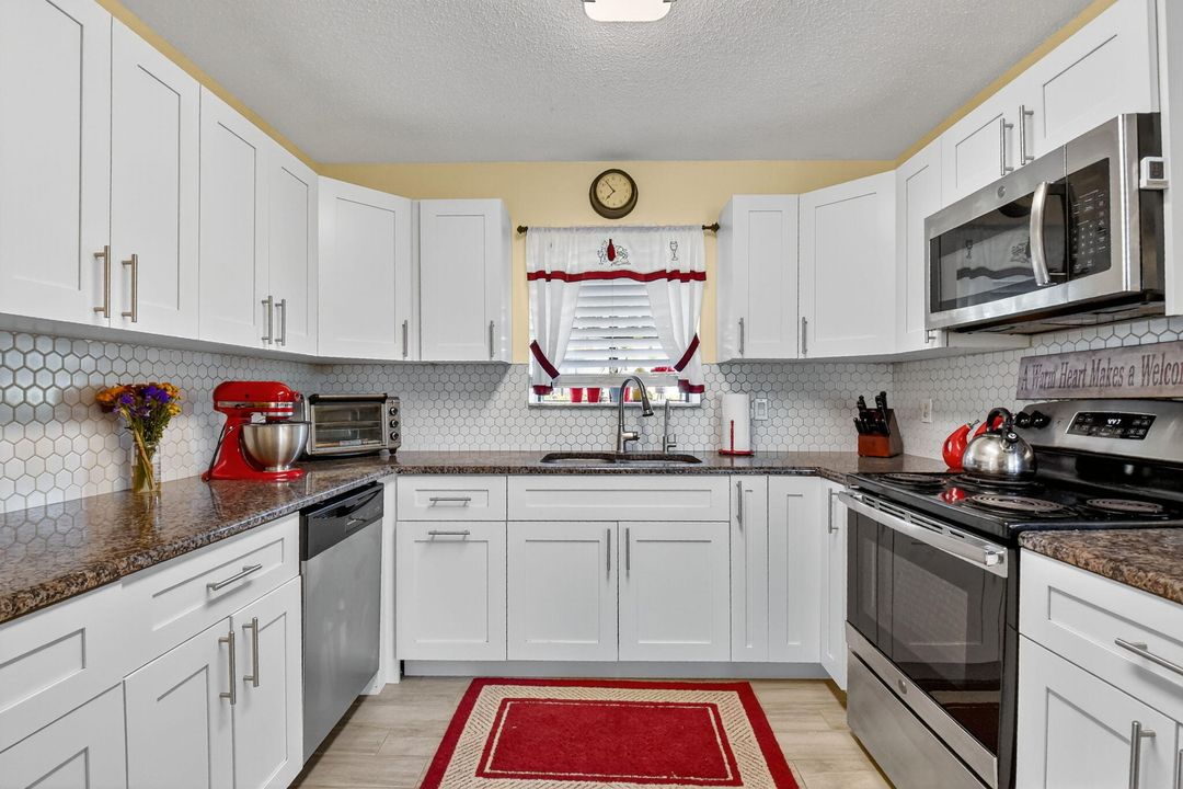 For Sale: $300,000 (2 beds, 2 baths, 1263 Square Feet)