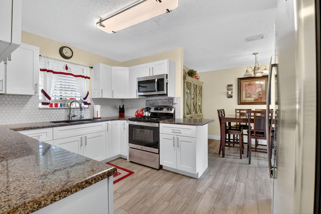 For Sale: $300,000 (2 beds, 2 baths, 1263 Square Feet)