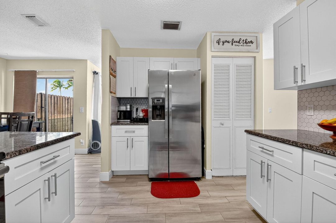 For Sale: $300,000 (2 beds, 2 baths, 1263 Square Feet)