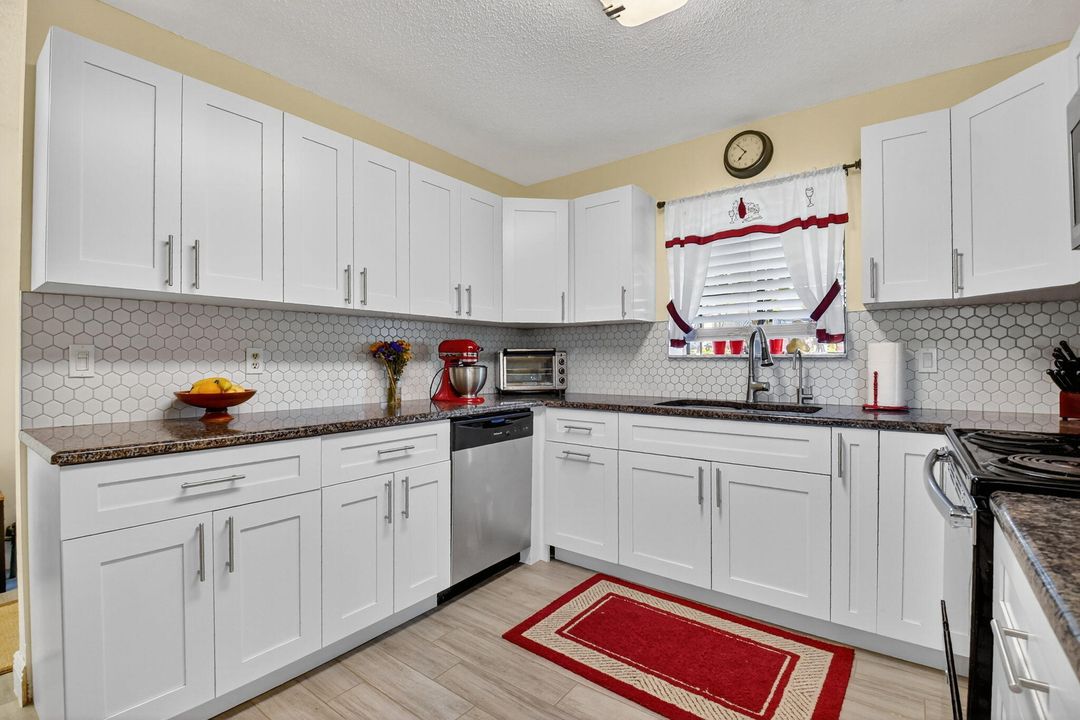 For Sale: $300,000 (2 beds, 2 baths, 1263 Square Feet)