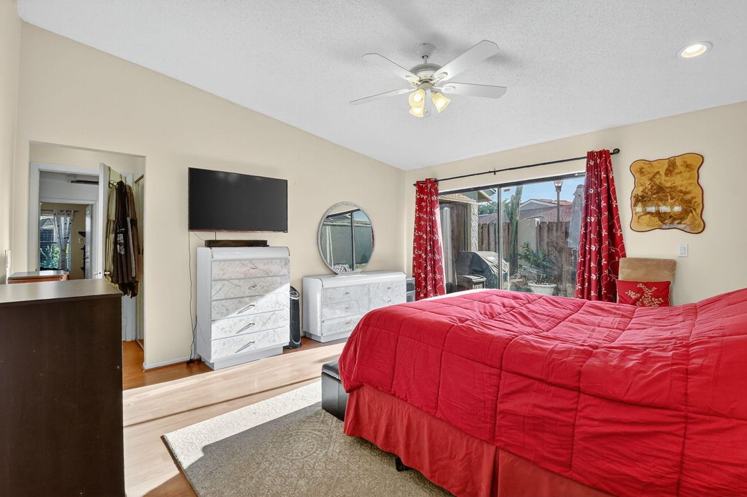 For Sale: $300,000 (2 beds, 2 baths, 1263 Square Feet)