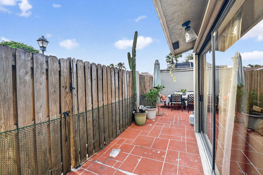 For Sale: $300,000 (2 beds, 2 baths, 1263 Square Feet)