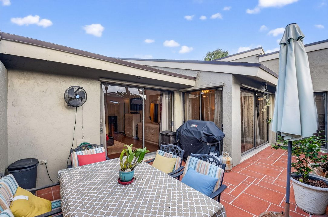 For Sale: $300,000 (2 beds, 2 baths, 1263 Square Feet)