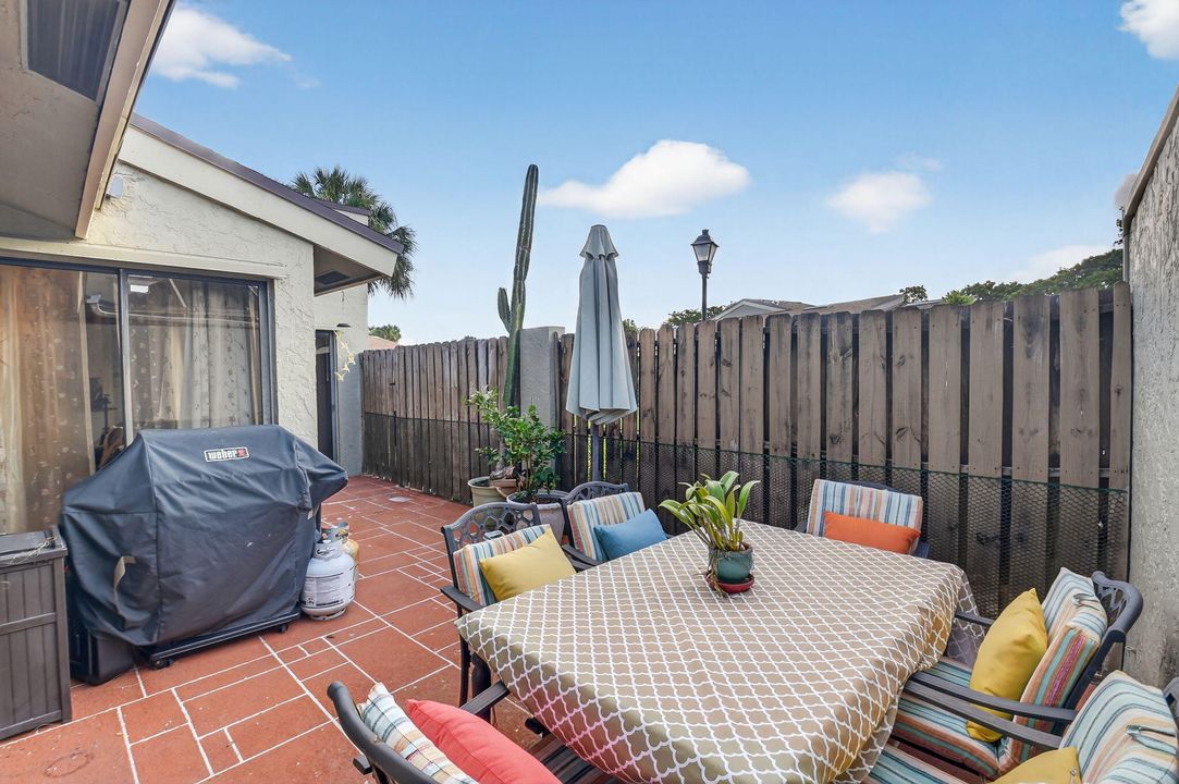 For Sale: $300,000 (2 beds, 2 baths, 1263 Square Feet)