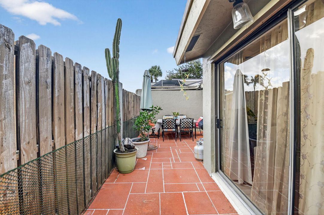 For Sale: $300,000 (2 beds, 2 baths, 1263 Square Feet)