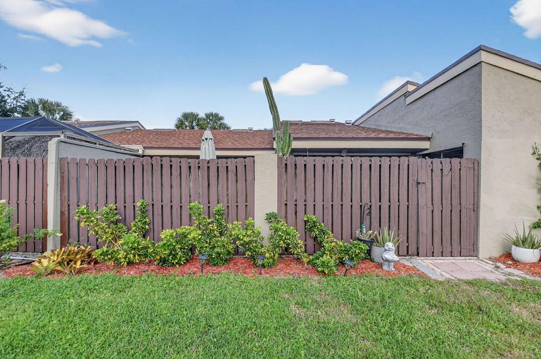 For Sale: $300,000 (2 beds, 2 baths, 1263 Square Feet)
