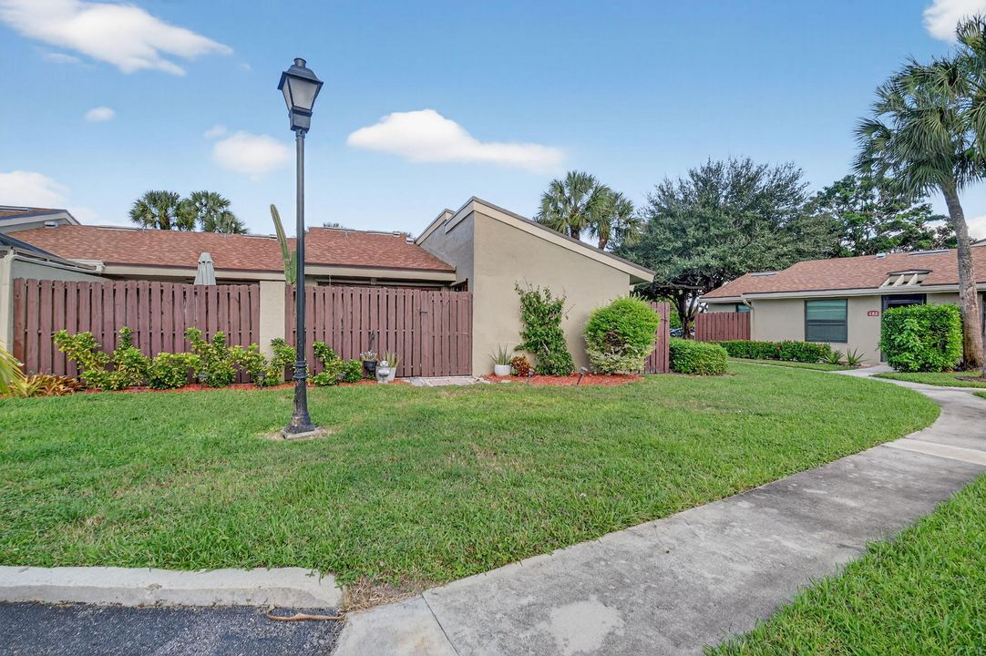 For Sale: $300,000 (2 beds, 2 baths, 1263 Square Feet)