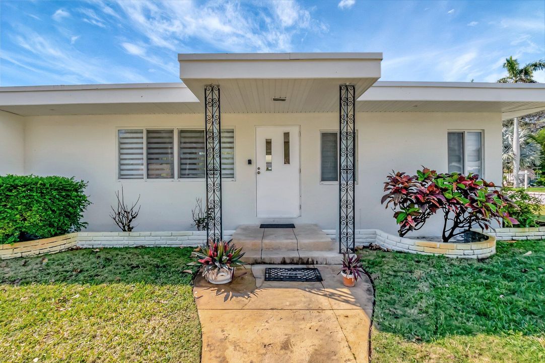 Active With Contract: $595,000 (3 beds, 2 baths, 1184 Square Feet)