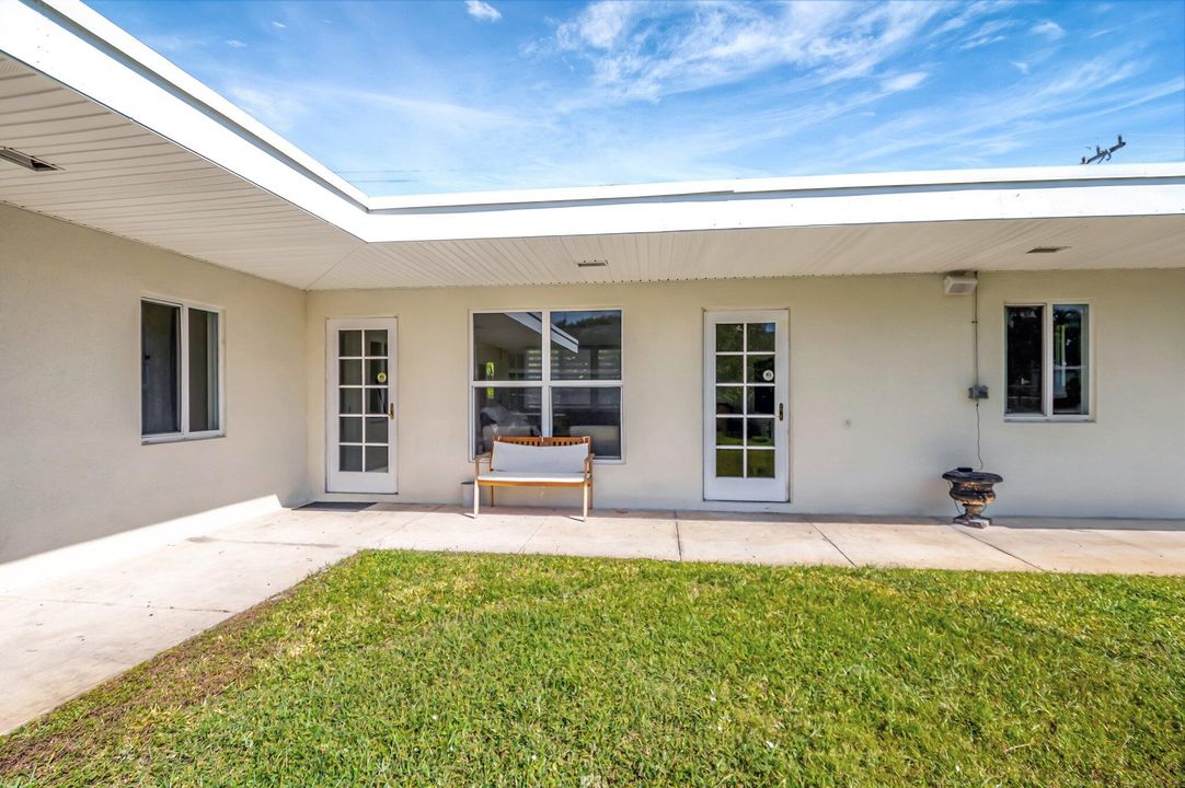 Active With Contract: $595,000 (3 beds, 2 baths, 1184 Square Feet)