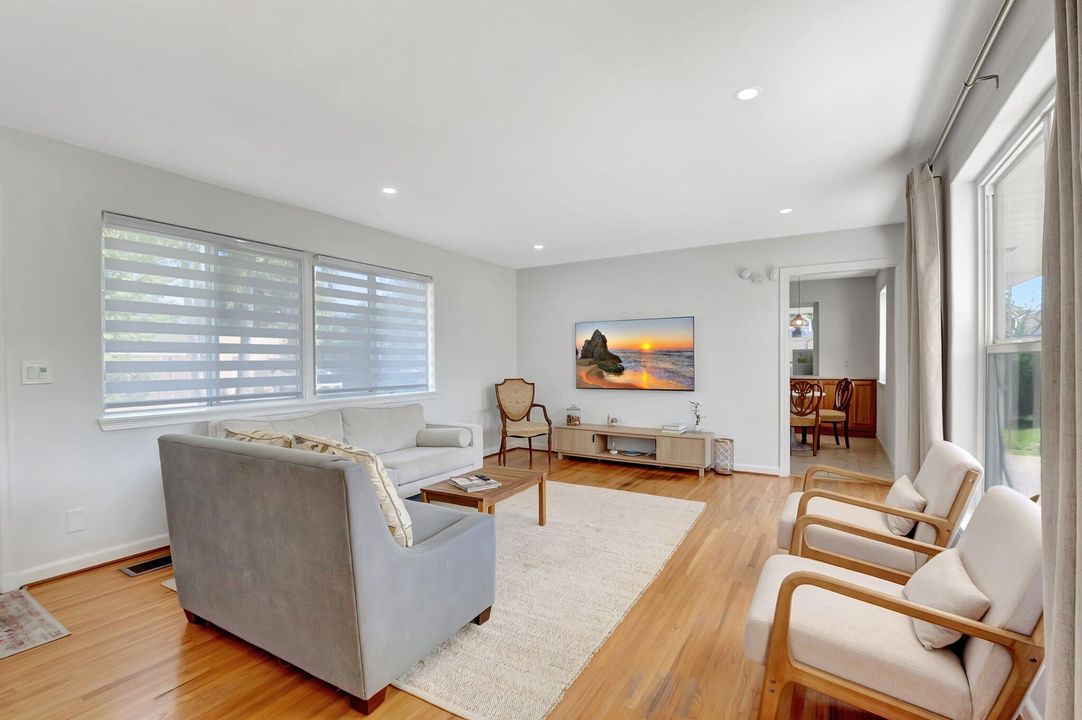 Active With Contract: $595,000 (3 beds, 2 baths, 1184 Square Feet)