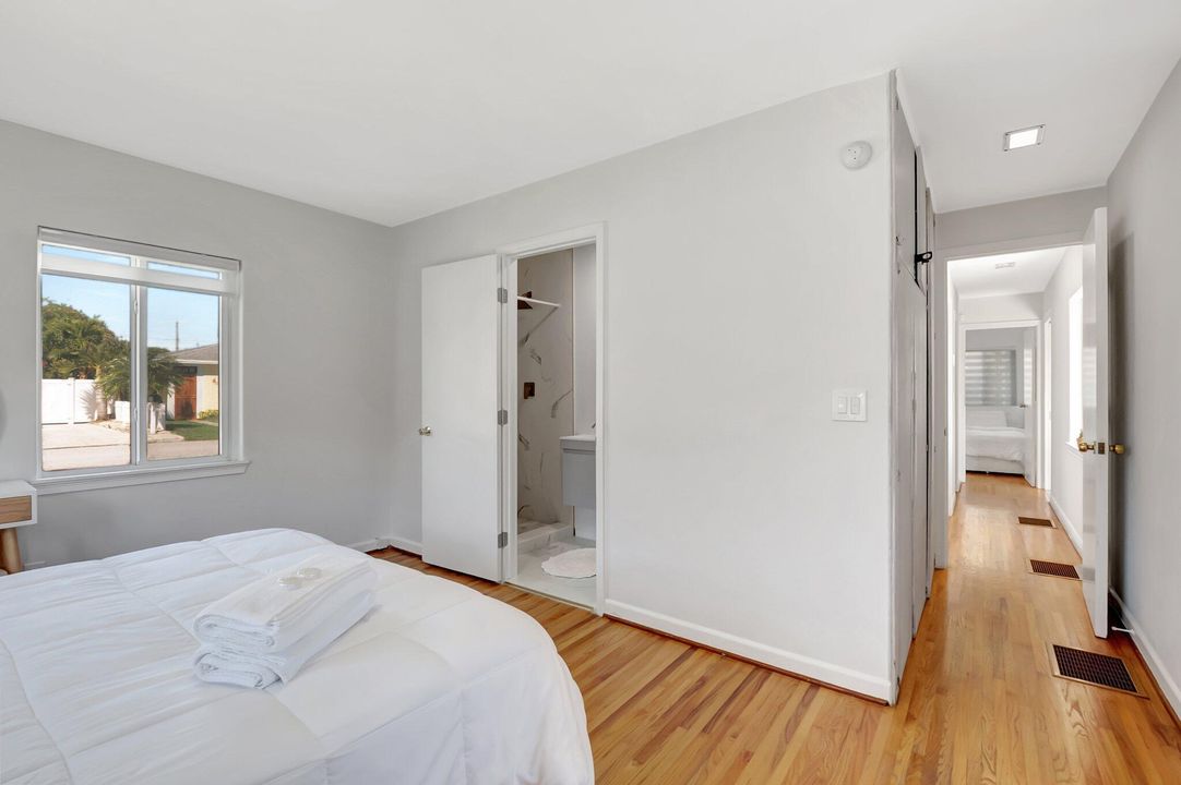 Active With Contract: $595,000 (3 beds, 2 baths, 1184 Square Feet)