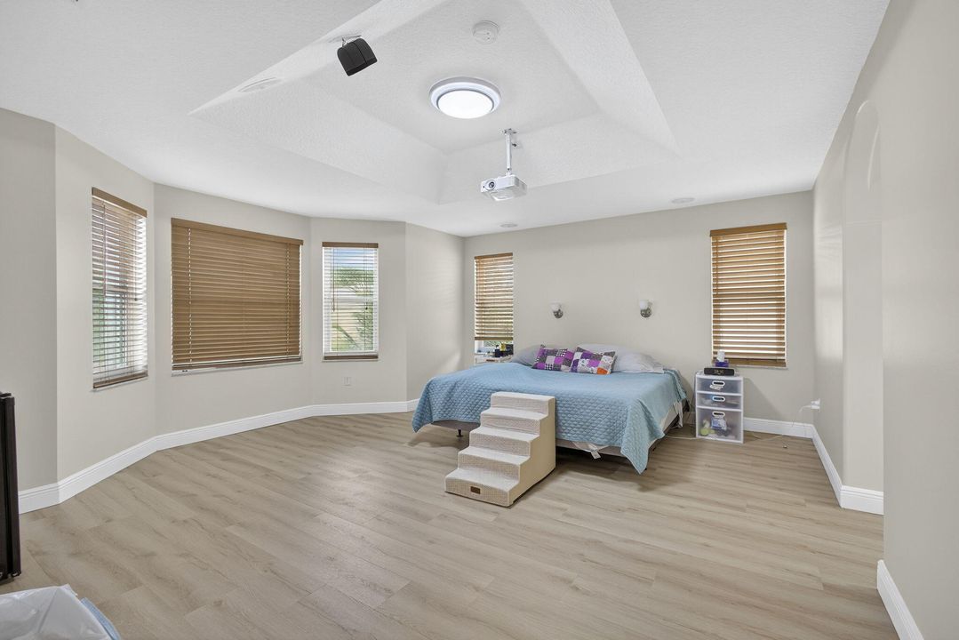 For Sale: $749,000 (5 beds, 2 baths, 2888 Square Feet)