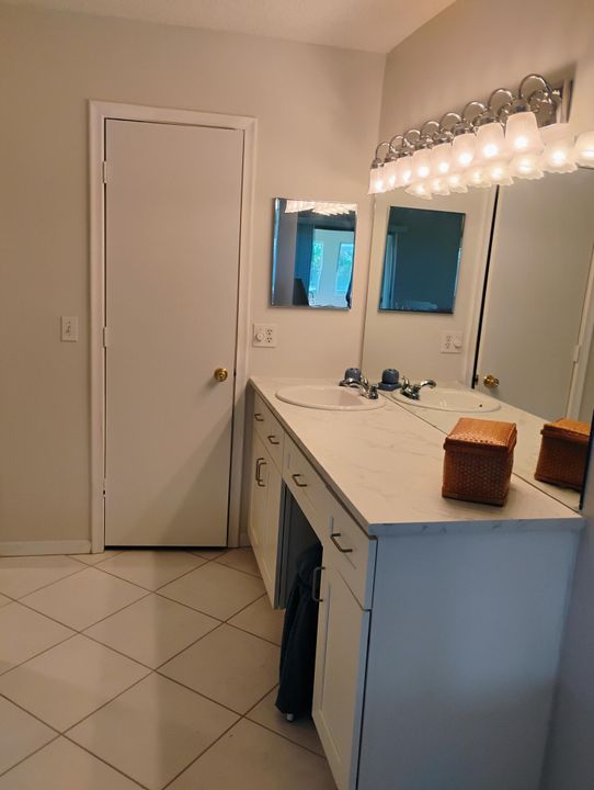 For Rent: $2,300 (2 beds, 2 baths, 1104 Square Feet)