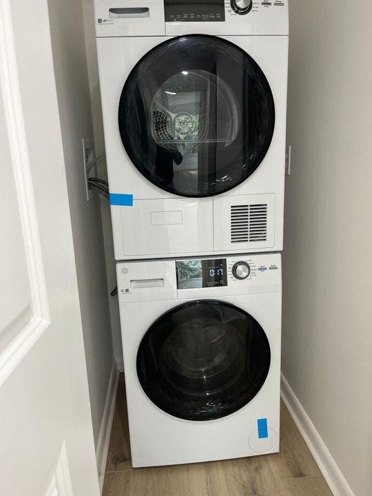 合同活跃: $2,100 (2 贝兹, 2 浴室, 936 平方英尺)