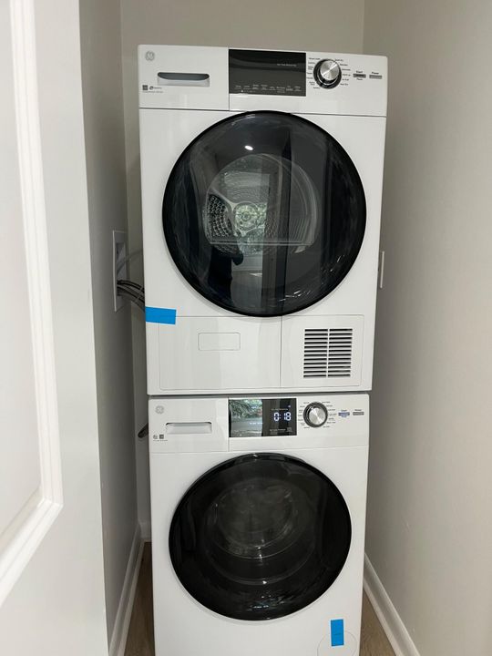 合同活跃: $2,100 (2 贝兹, 2 浴室, 936 平方英尺)