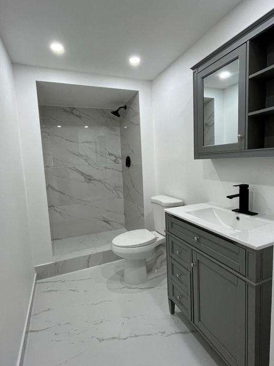 合同活跃: $2,100 (2 贝兹, 2 浴室, 936 平方英尺)