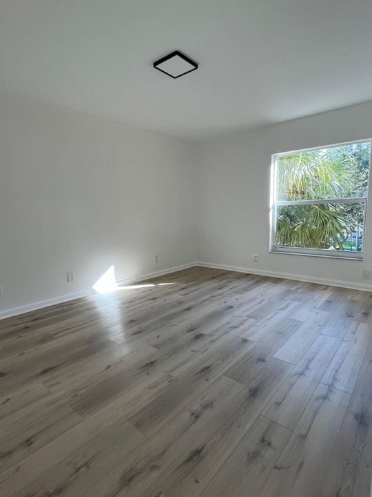 合同活跃: $2,100 (2 贝兹, 2 浴室, 936 平方英尺)