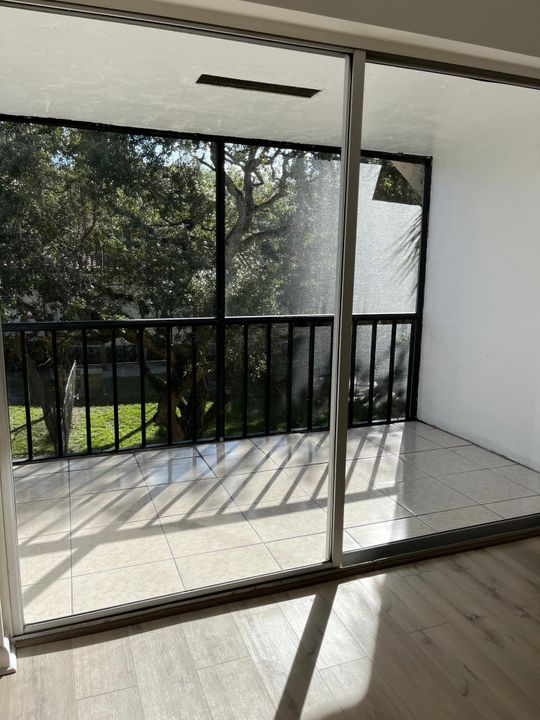 合同活跃: $2,100 (2 贝兹, 2 浴室, 936 平方英尺)