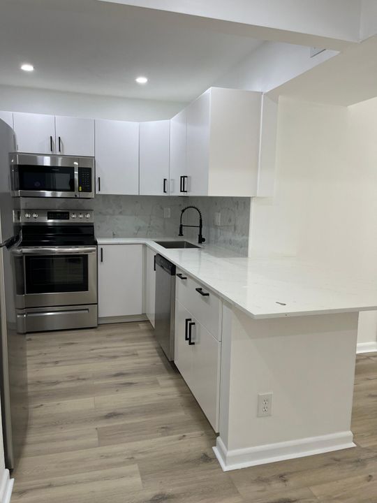 合同活跃: $2,100 (2 贝兹, 2 浴室, 936 平方英尺)