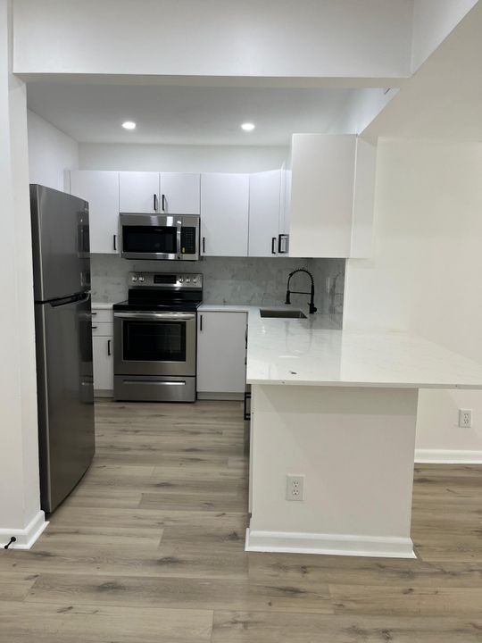 合同活跃: $2,100 (2 贝兹, 2 浴室, 936 平方英尺)