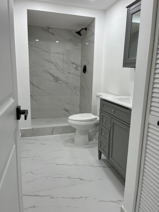 合同活跃: $2,100 (2 贝兹, 2 浴室, 936 平方英尺)