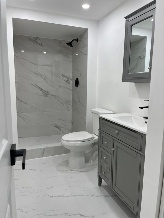 合同活跃: $2,100 (2 贝兹, 2 浴室, 936 平方英尺)