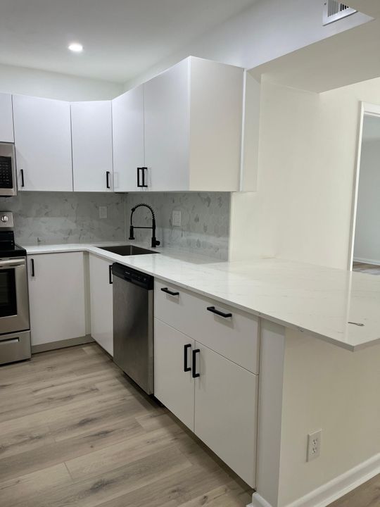 合同活跃: $2,100 (2 贝兹, 2 浴室, 936 平方英尺)