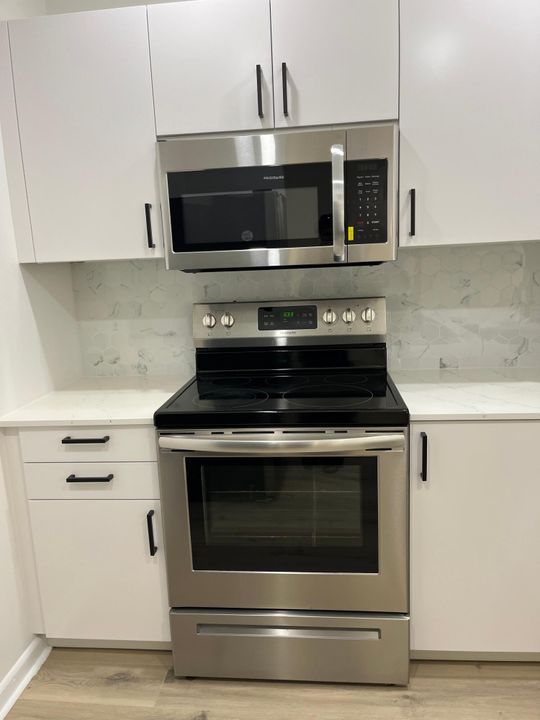 合同活跃: $2,100 (2 贝兹, 2 浴室, 936 平方英尺)