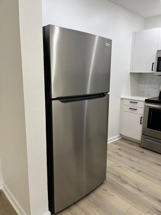 合同活跃: $2,100 (2 贝兹, 2 浴室, 936 平方英尺)