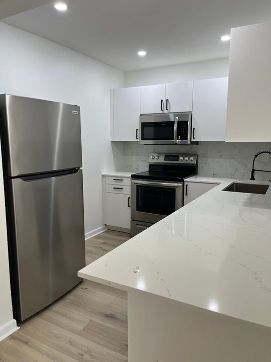 合同活跃: $2,100 (2 贝兹, 2 浴室, 936 平方英尺)