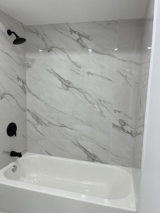 合同活跃: $2,100 (2 贝兹, 2 浴室, 936 平方英尺)