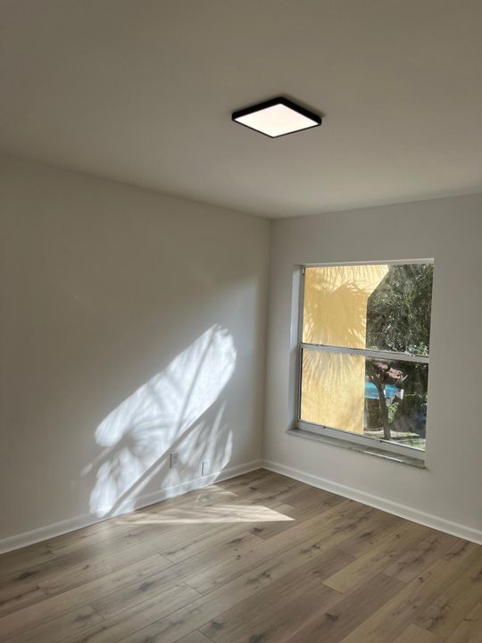 合同活跃: $2,100 (2 贝兹, 2 浴室, 936 平方英尺)