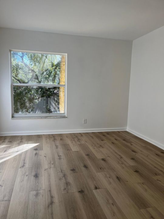 合同活跃: $2,100 (2 贝兹, 2 浴室, 936 平方英尺)