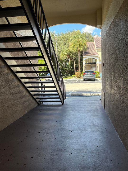 For Sale: $175,000 (1 beds, 1 baths, 768 Square Feet)