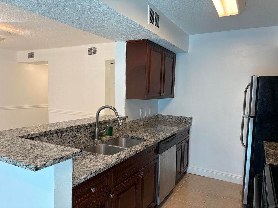 For Sale: $175,000 (1 beds, 1 baths, 768 Square Feet)