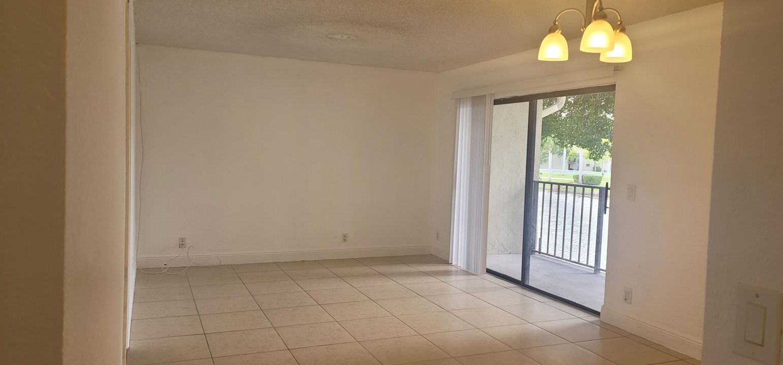 For Rent: $1,900 (2 beds, 2 baths, 900 Square Feet)
