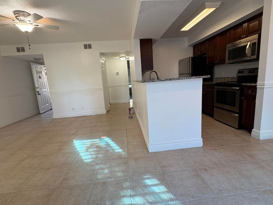 For Sale: $175,000 (1 beds, 1 baths, 768 Square Feet)