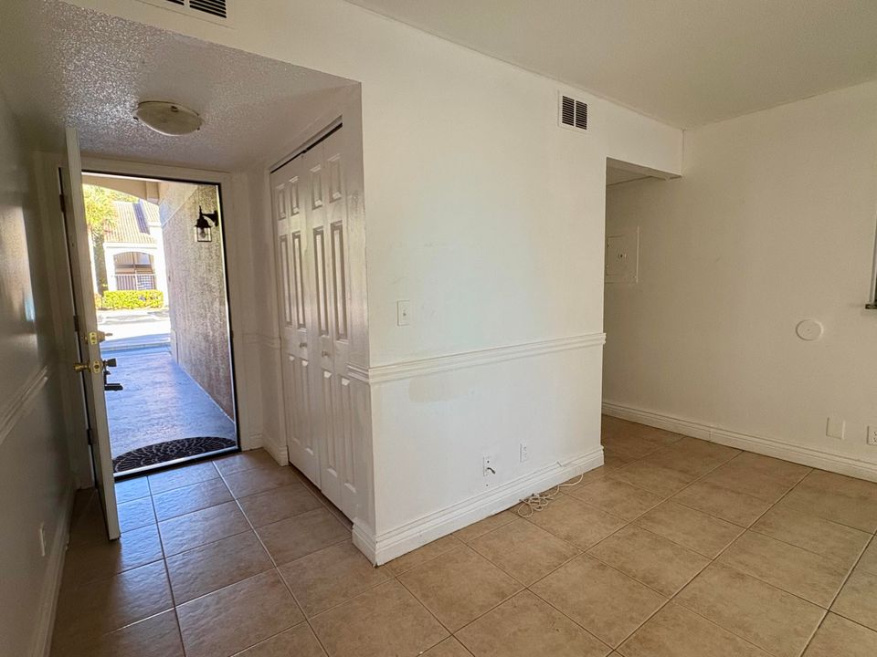 For Sale: $175,000 (1 beds, 1 baths, 768 Square Feet)
