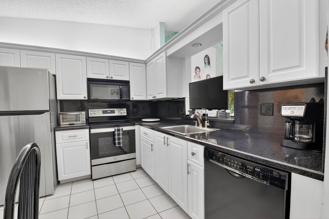 For Sale: $379,000 (2 beds, 2 baths, 1310 Square Feet)