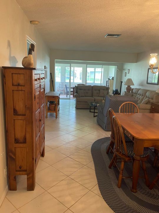 For Rent: $2,300 (2 beds, 2 baths, 1104 Square Feet)