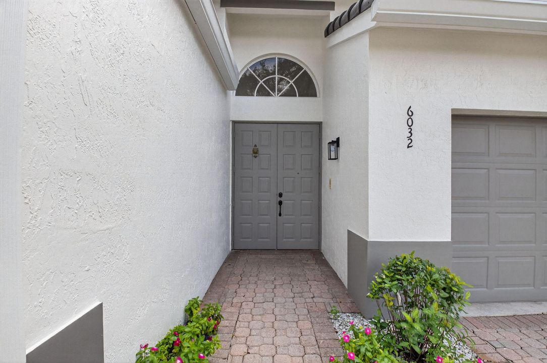 Под контрактом: $550,000 (3 спален, 3 ванн, 1985 Квадратных фут)