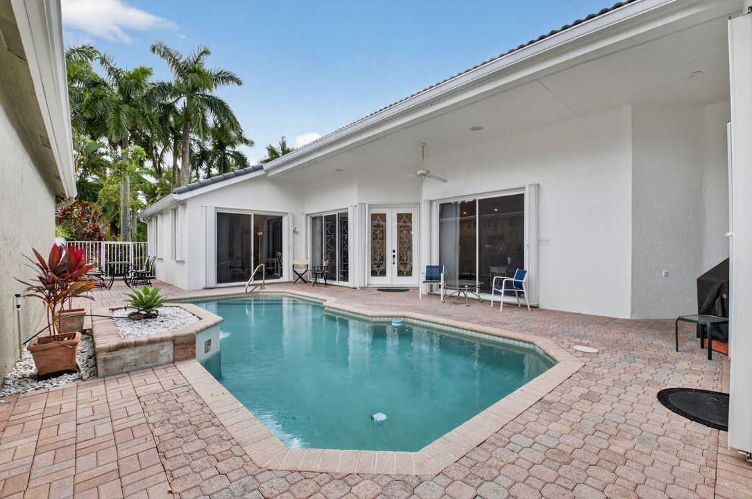 Под контрактом: $550,000 (3 спален, 3 ванн, 1985 Квадратных фут)