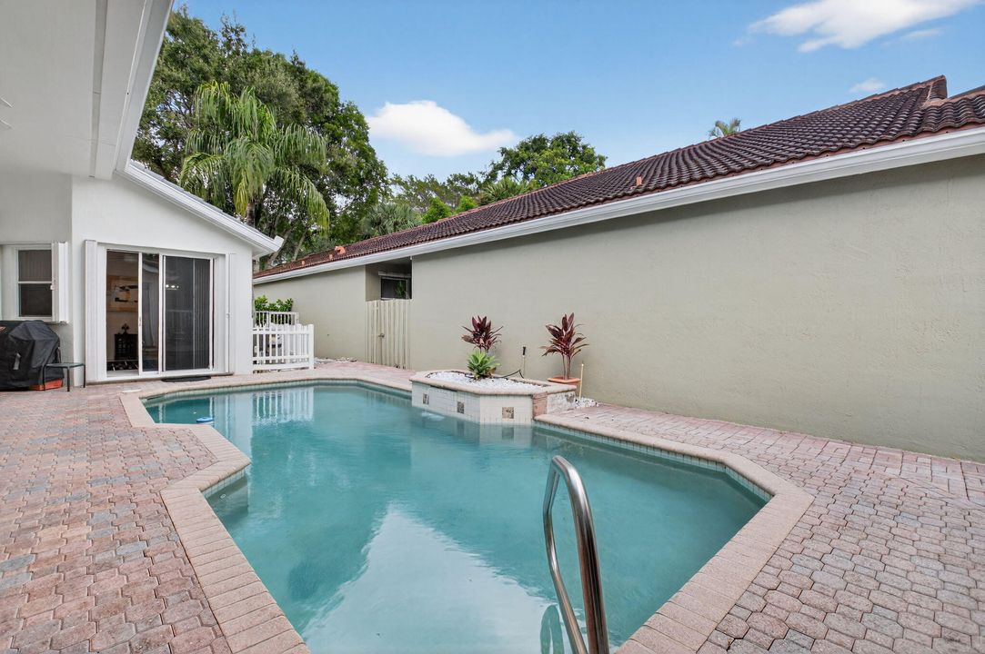 Под контрактом: $550,000 (3 спален, 3 ванн, 1985 Квадратных фут)