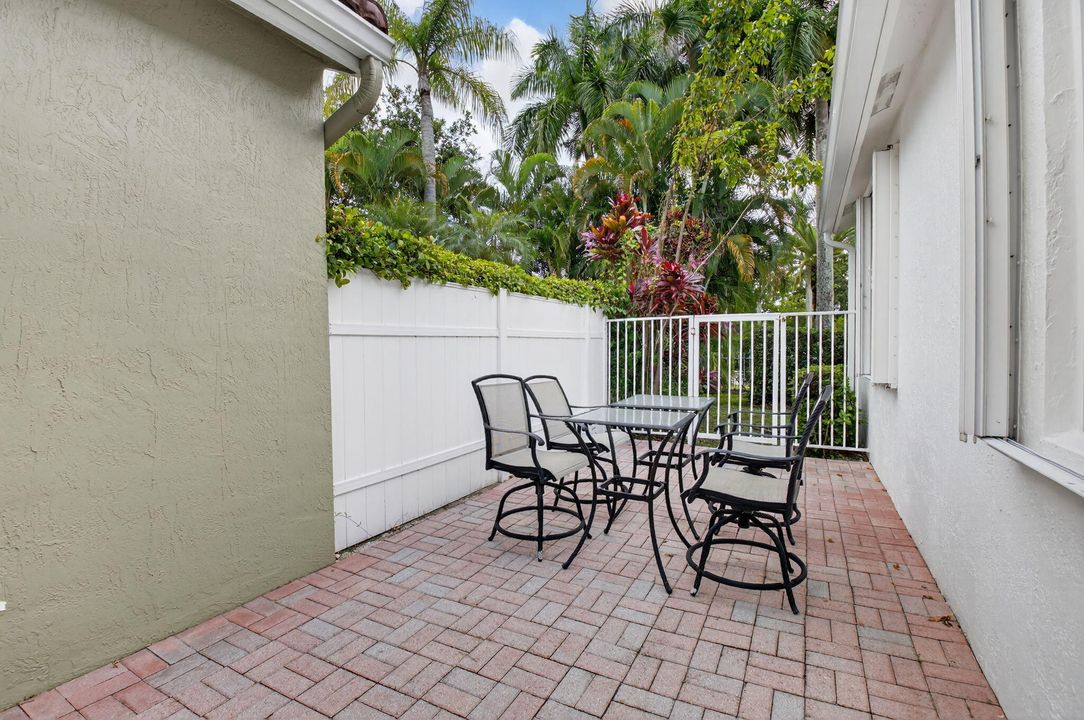 Под контрактом: $550,000 (3 спален, 3 ванн, 1985 Квадратных фут)