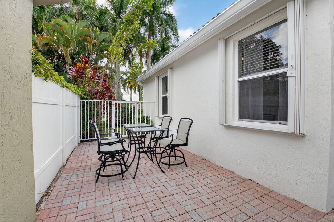 Под контрактом: $550,000 (3 спален, 3 ванн, 1985 Квадратных фут)