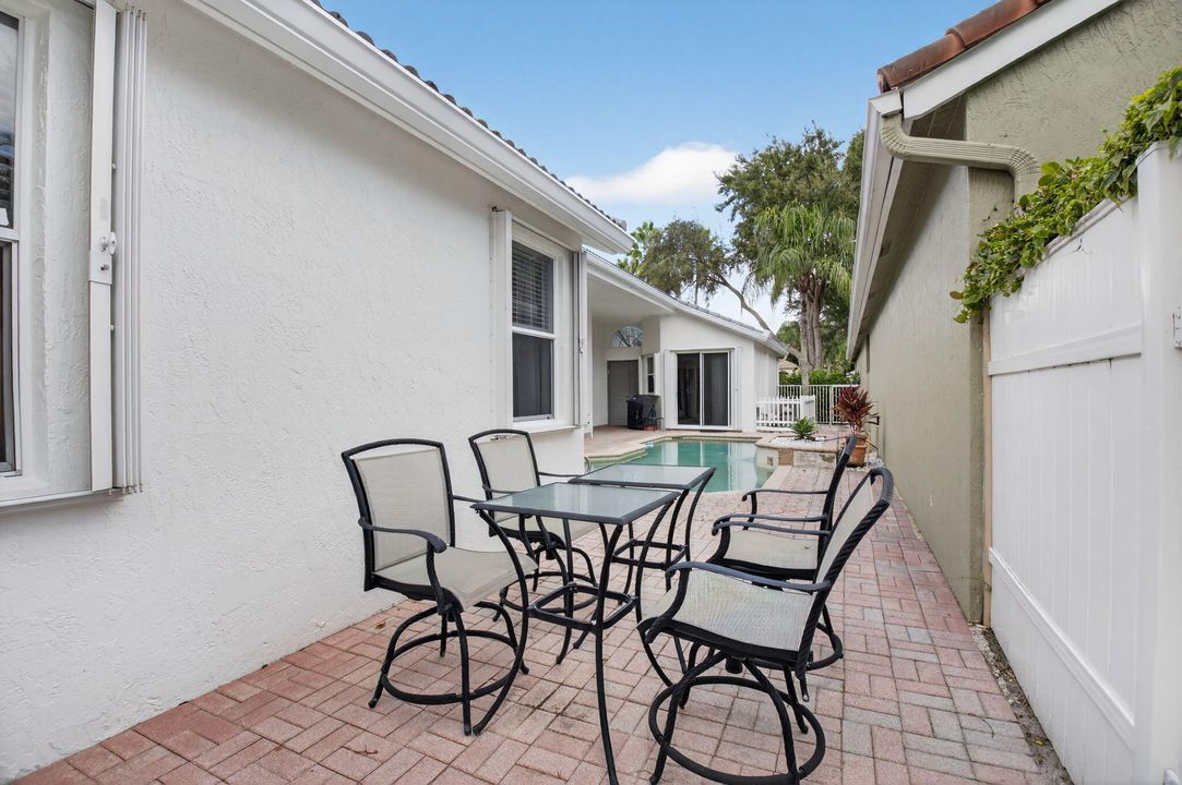 Под контрактом: $550,000 (3 спален, 3 ванн, 1985 Квадратных фут)