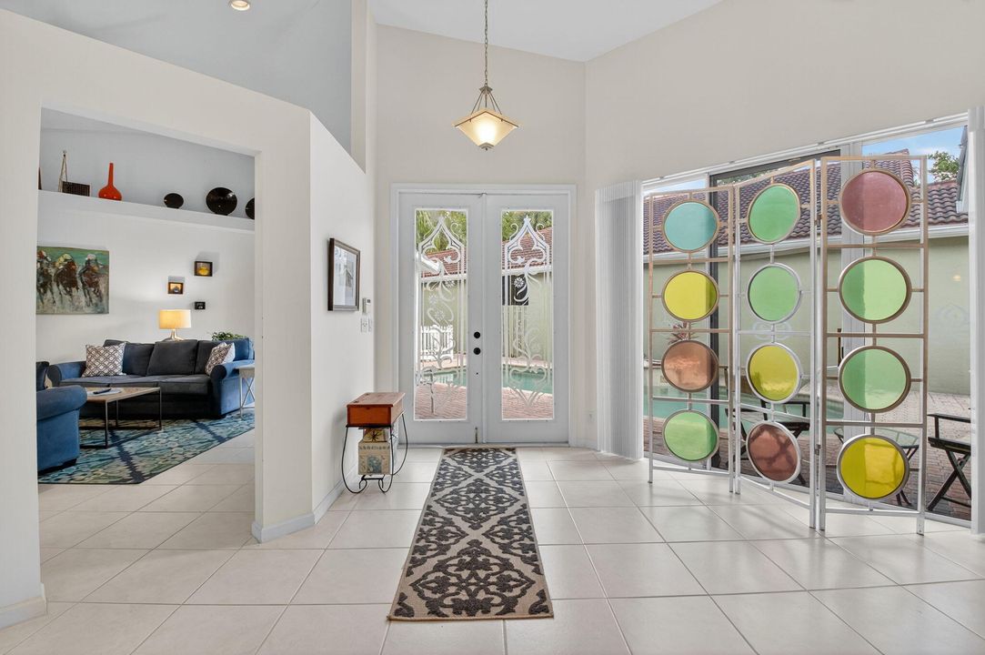 Под контрактом: $550,000 (3 спален, 3 ванн, 1985 Квадратных фут)