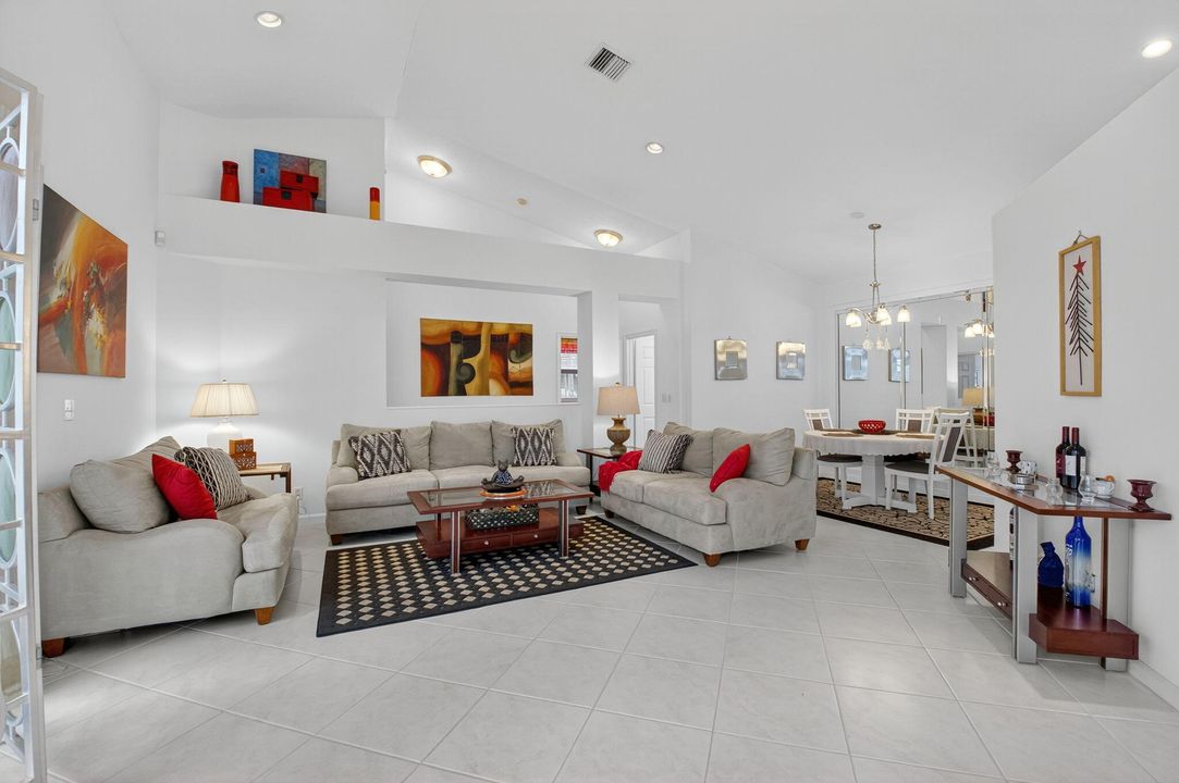 Под контрактом: $550,000 (3 спален, 3 ванн, 1985 Квадратных фут)