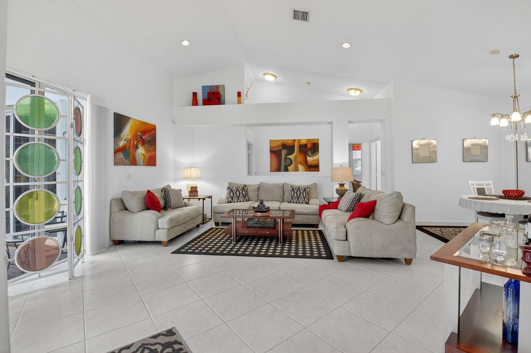 Под контрактом: $550,000 (3 спален, 3 ванн, 1985 Квадратных фут)