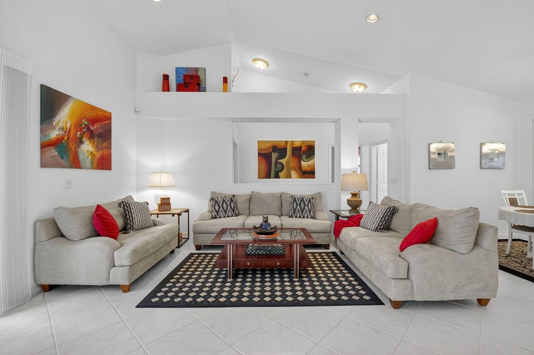 Под контрактом: $550,000 (3 спален, 3 ванн, 1985 Квадратных фут)